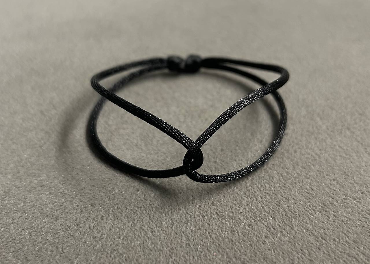 Čierny saténový šnúrkový náramok Infinity