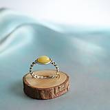 Prstene - Strieborný prsteň s jantárom "Spojené srdiečka" - 15893630_