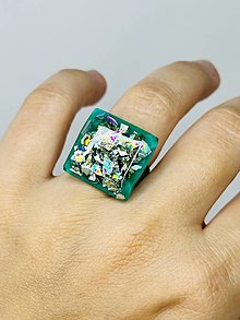 Prstene - Recyklované CD - holografický zelený štvorec nastaviteľný prsteň - 15896136_