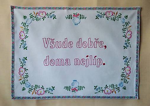 Úžitkový textil - Kuchynská plátená nástenka ručne vyšívaná "Všude dobře, doma nejlíp" - 15896052_