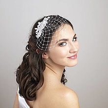 Ozdoby do vlasov - Svadobný závojček s čipkou pošitou perličkami, biely birdcage závoj pre nevestu - 15896516_