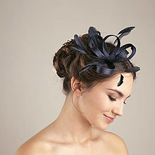 Ozdoby do vlasov - Elegantný fascinátor v tmavomodrej, moderný modistický doplnok, pre družičky, pre svadobnú mamu, pre svadobných hostí - 15896549_