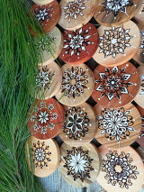 Dekorácie - Vianočná drevená dekorácia.... vločka mix - 15898091_