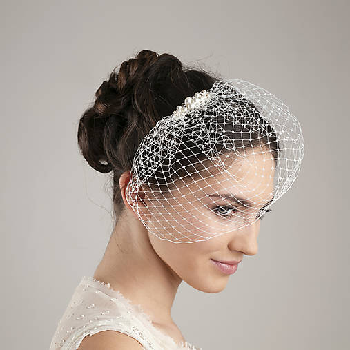 Ozdoby do vlasov - Birdcage závoj s perlami Swarovski, perlový závoj, krátky francúzsky závoj s perlami Swarovski - 15899548_