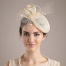 Ozdoby do vlasov - Svadobný klobúčik so závojčekom, moderný klobúčik pre svadobnú mamu, klobúčik pre svadobných hostí - 15899566_