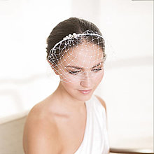 Ozdoby do vlasov - Svadobný závoj na čelenke s perlami Swarovski, perlový závoj na čelenke, svadobná čelenka - 15899575_