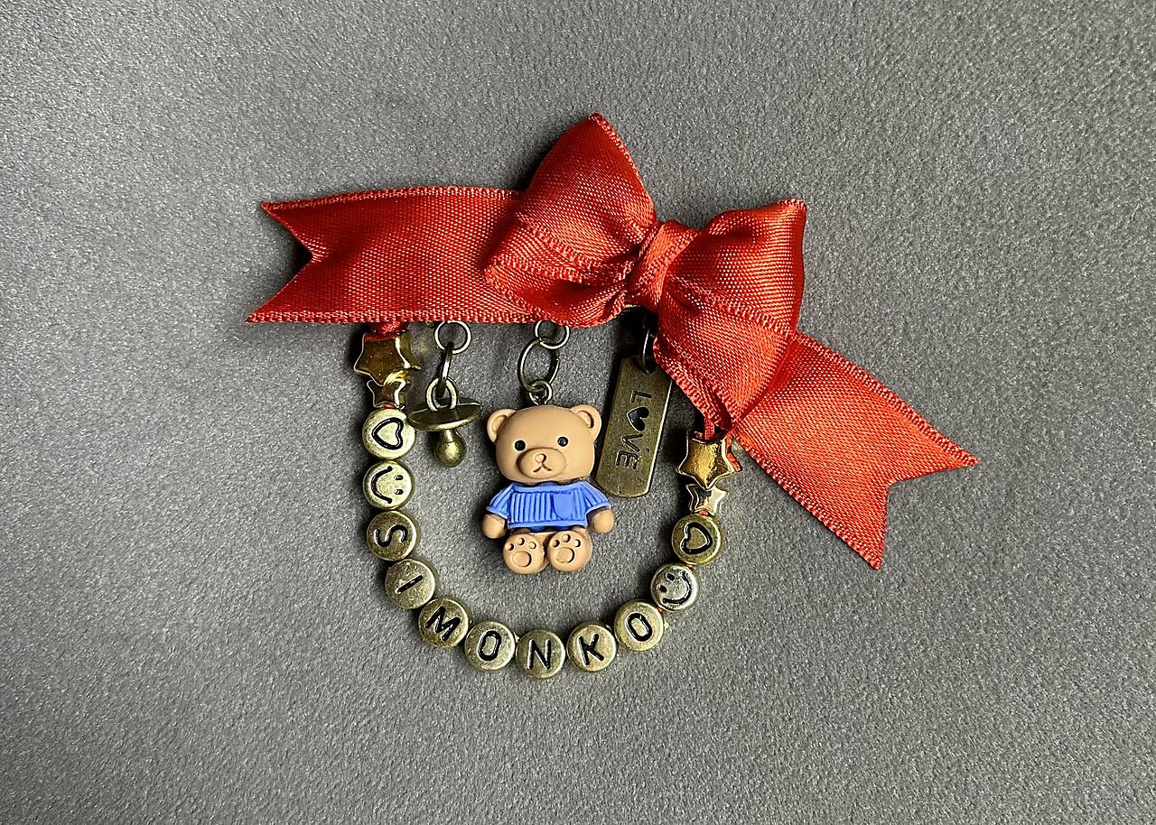 Mašlička proti urieknutiu na kočík/vajíčko s mackom, cumlíkom, love a menom