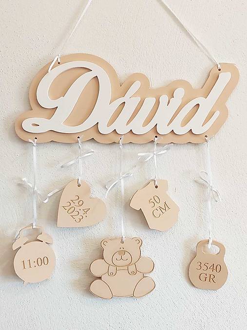 Darček pre novorodenca meno s pozadím a údajmi + macko