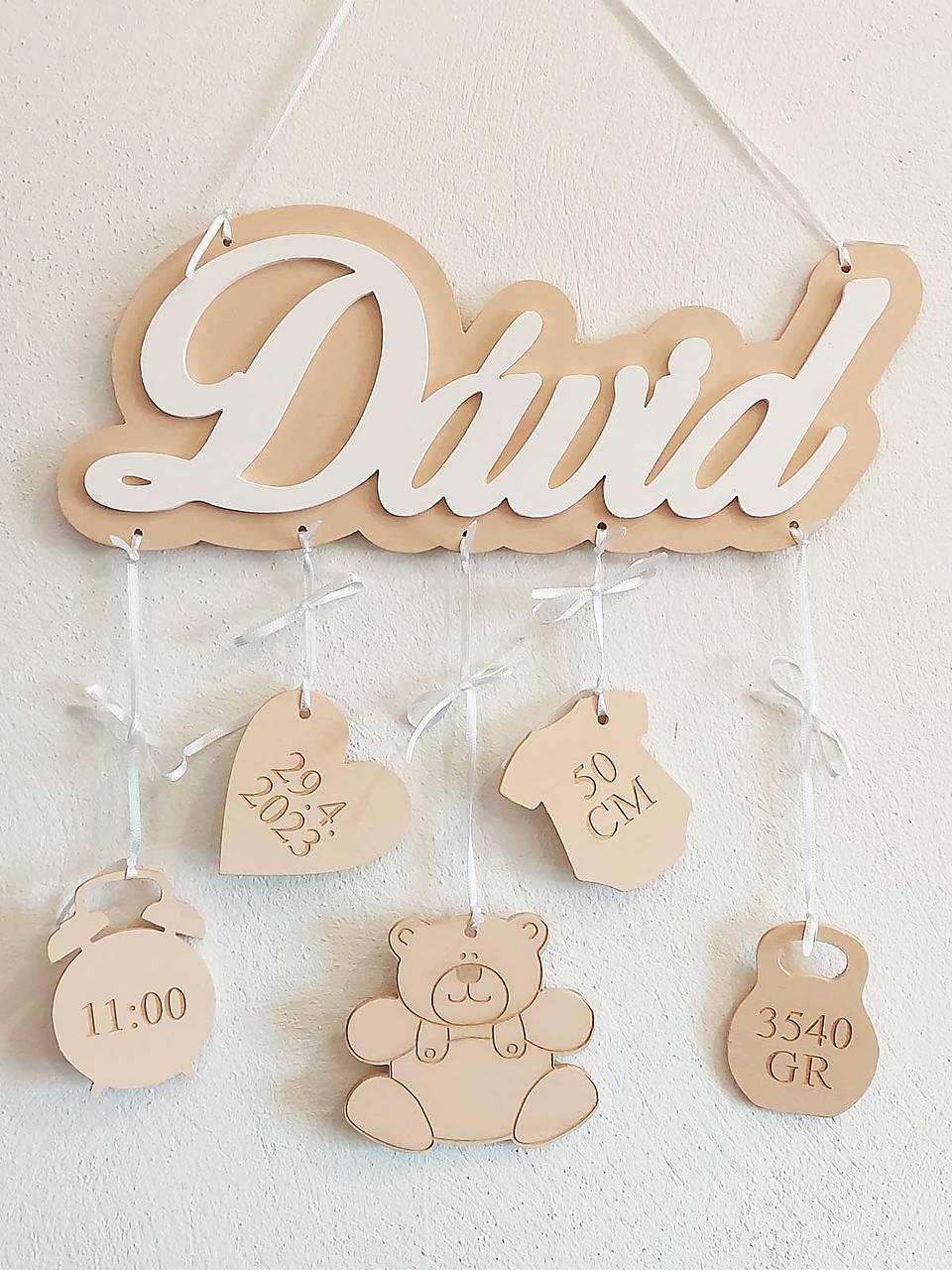 Darček pre novorodenca meno s pozadím a údajmi + macko