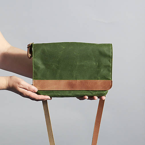 Zelená taška cez rameno.