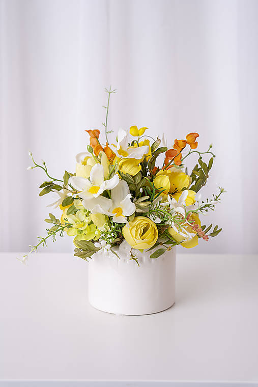 Dekorácie - Veselý jarný žlto -oranžový aranžmán  - 15903508_