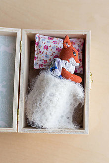 Hračky - Malá líška v škatuľke s oblečením - 15901174_