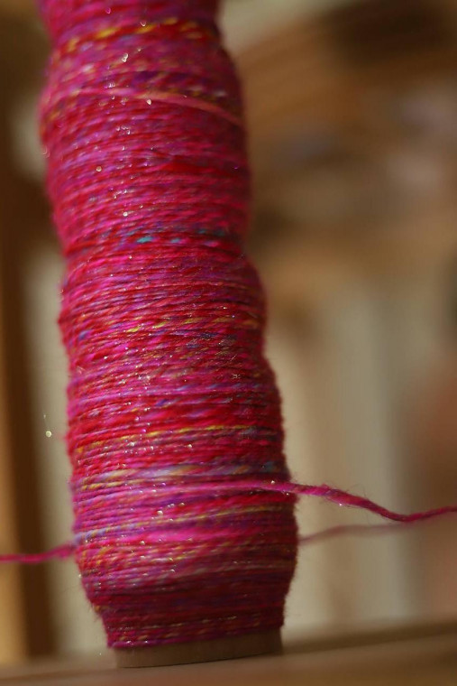 Ručne pradená efektná priadza-merino/hodváb/tencel vlna, na tkanie a pletenie - rôzne farby (73g/108m - ružová pestrá BARBIE 757)