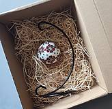 Dekorácie - Vianočná guľa z korálikov - priemer 7 cm - so stojanom - 15905992_