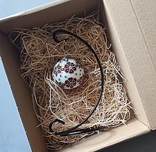 Dekorácie - Vianočná guľa z korálikov - priemer 7 cm - so stojanom - 15905992_