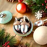 Dekorácie - Vianočné ozdoby zo žaluďov, strieborné - 15905026_
