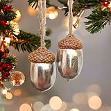 Dekorácie - Vianočné ozdoby zo žaluďov, strieborné - 15905027_
