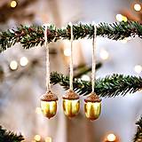 Dekorácie - Vianočné ozdoby zo žaluďov, zlaté - 15905510_