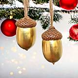 Dekorácie - Vianočné ozdoby zo žaluďov, zlaté - 15905511_