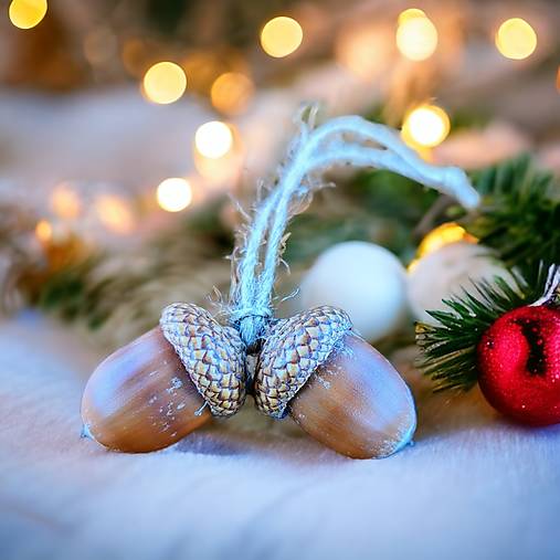 Vianočná dekorácia z dvojitých žaluďov