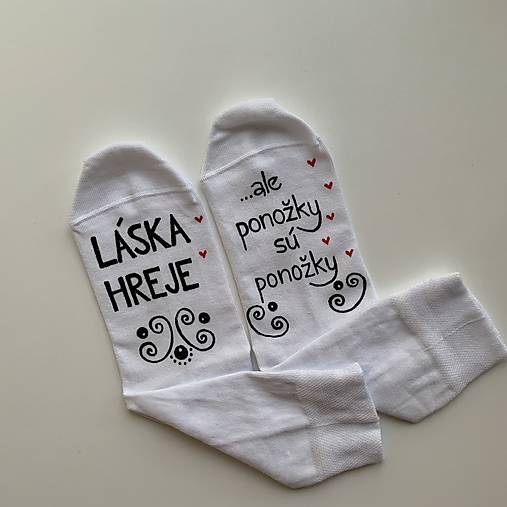 Maľované ponožky s nápisom “LÁSKA HREJE, ale ponožky sú ponožky :) (Biele)