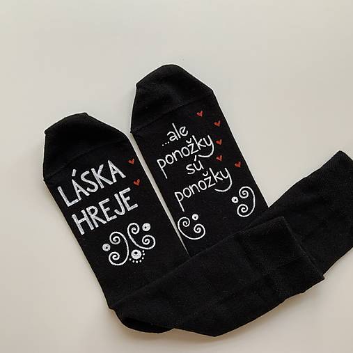 Maľované ponožky s nápisom “LÁSKA HREJE, ale ponožky sú ponožky :) (Čierne)