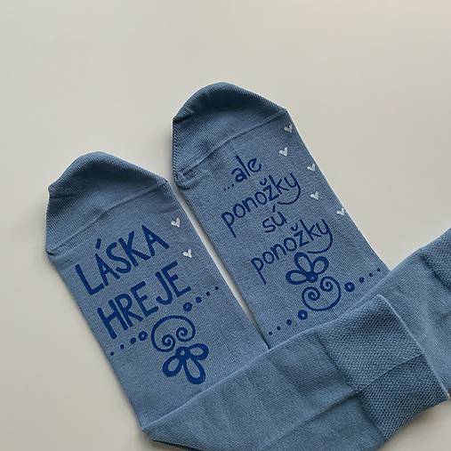 Maľované ponožky s nápisom “LÁSKA HREJE, ale ponožky sú ponožky :) (Svetlomodré)