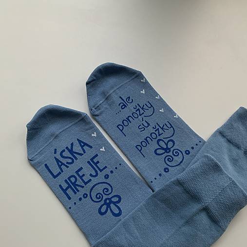 Maľované ponožky s nápisom “LÁSKA HREJE, ale ponožky sú ponožky :) (Svetlomodré)