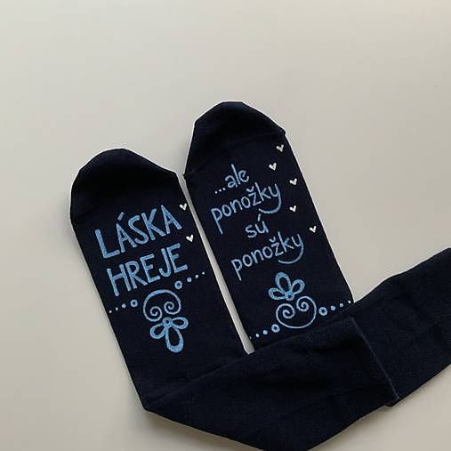 Maľované ponožky s nápisom “LÁSKA HREJE, ale ponožky sú ponožky :) (Tmavomodré)