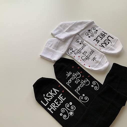 Maľované ponožky s nápisom “LÁSKA HREJE, ale ponožky sú ponožky :) (čierne + biele)