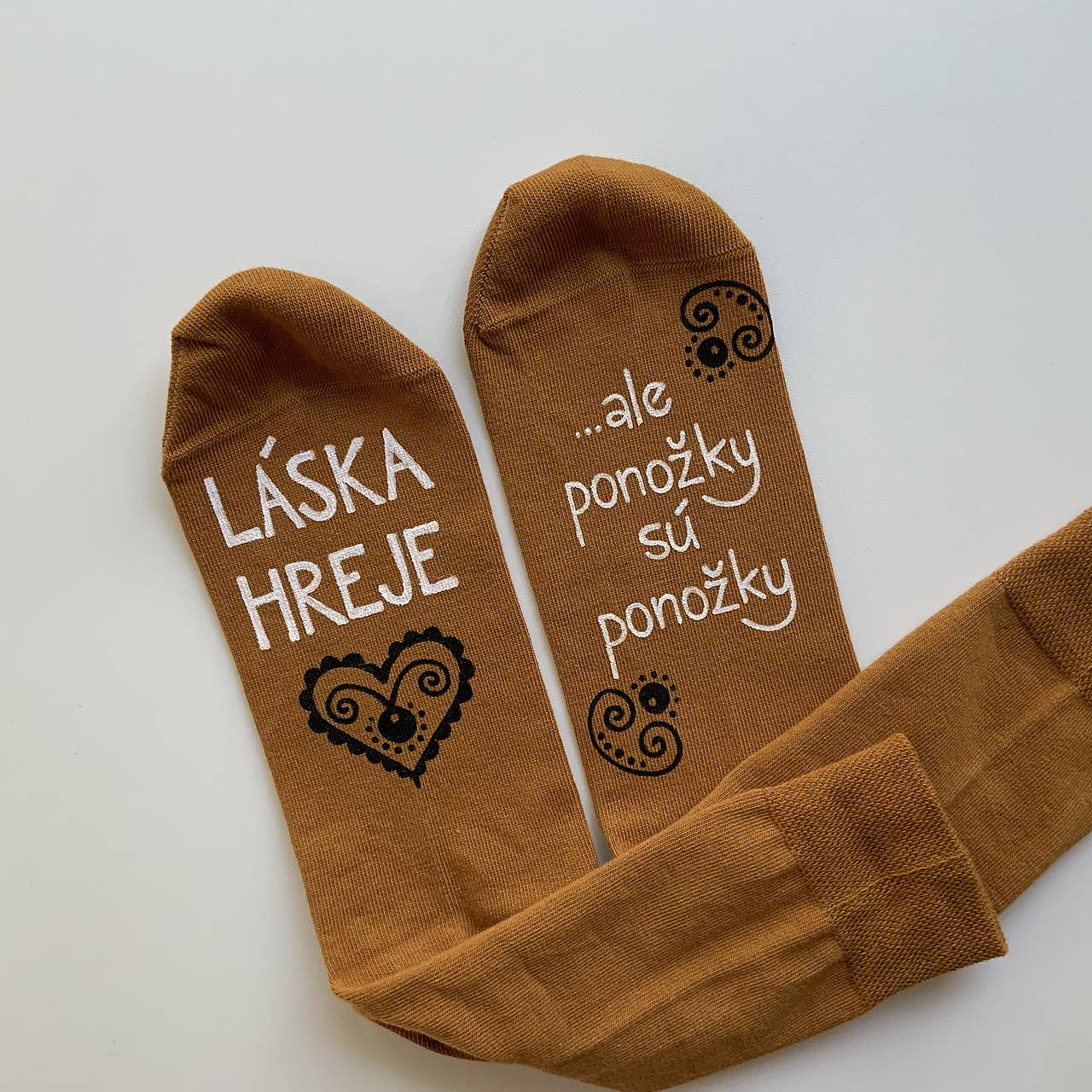 Maľované ponožky s nápisom “LÁSKA HREJE, ale ponožky sú ponožky :) (Horčicové)