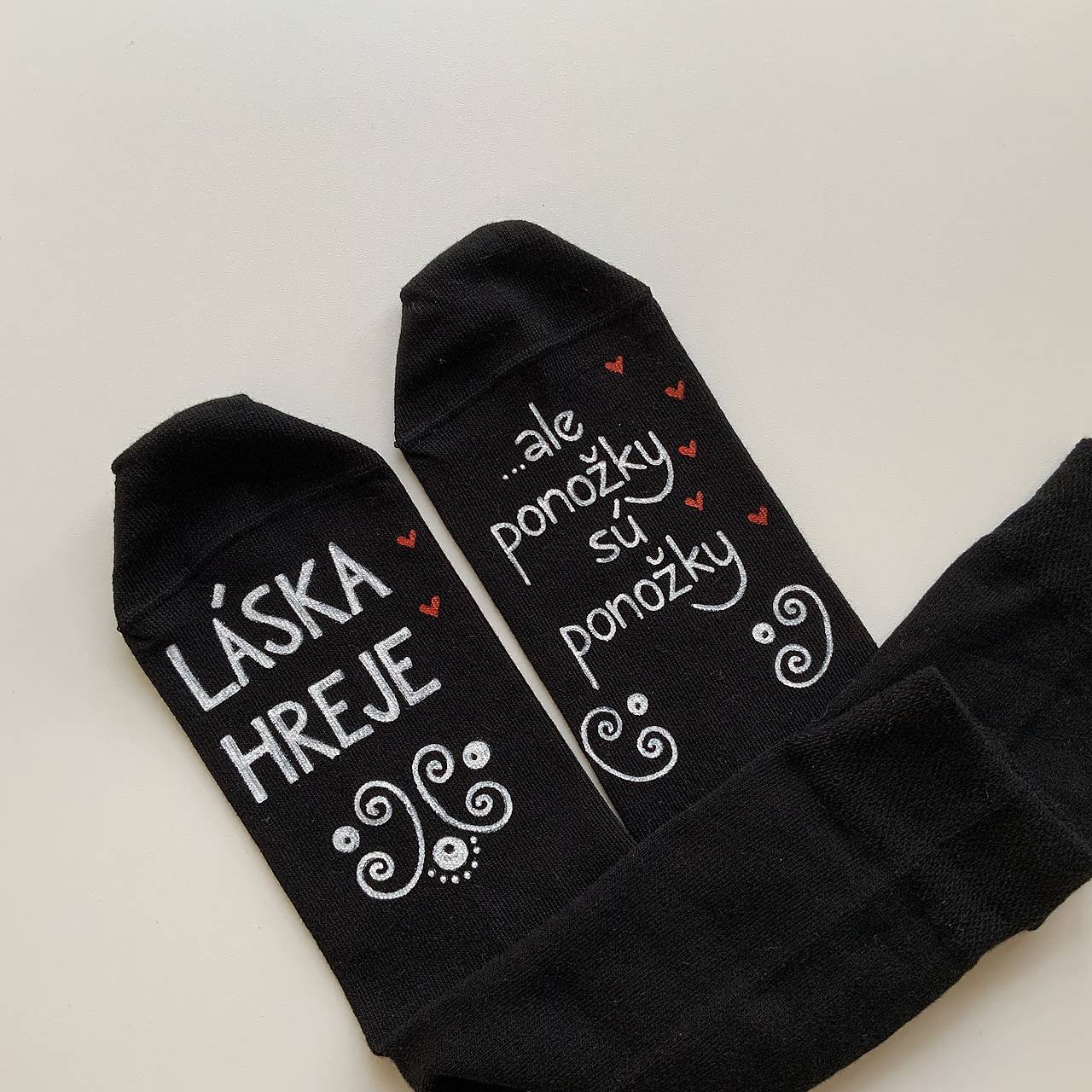 Maľované ponožky s nápisom “LÁSKA HREJE, ale ponožky sú ponožky :) (Čierne)