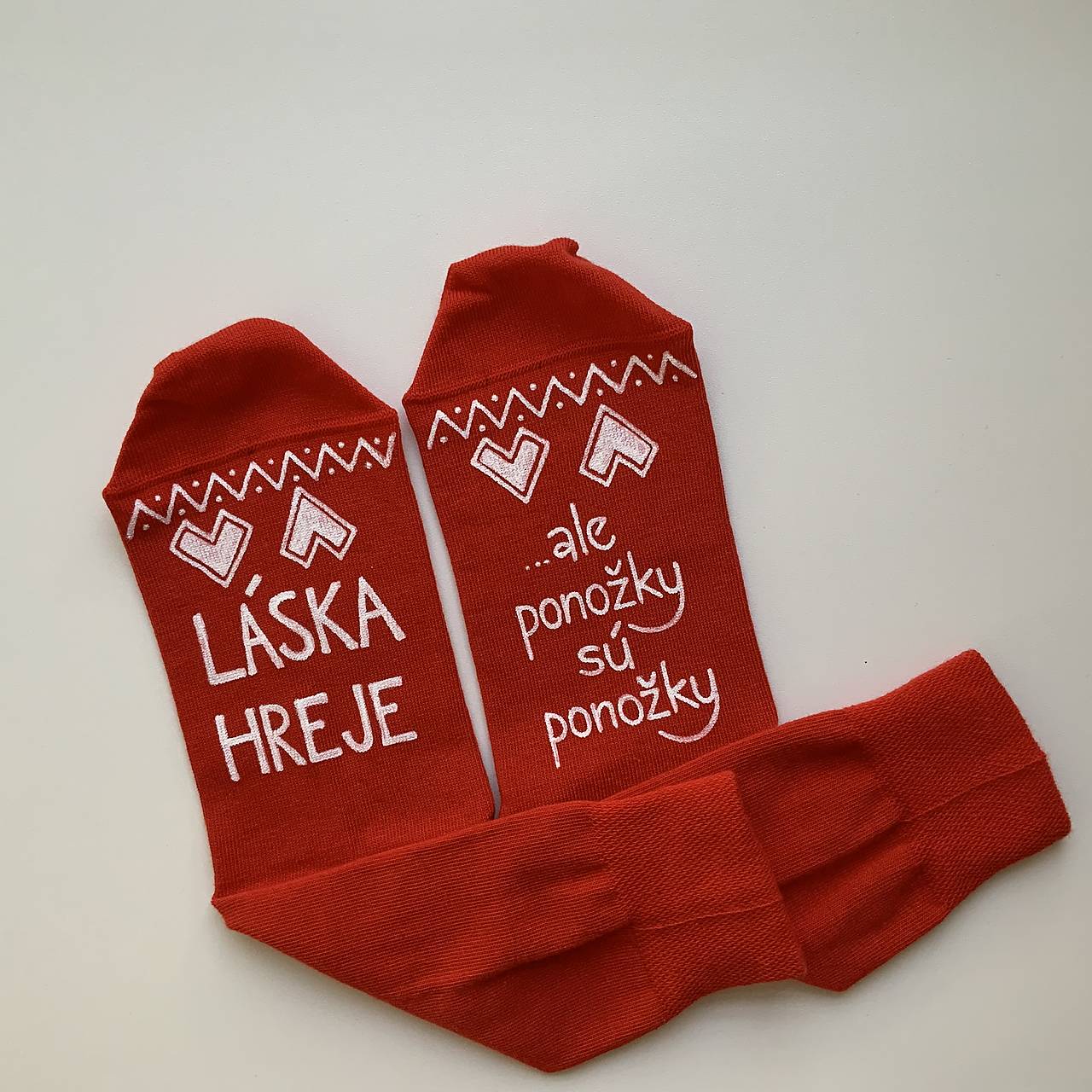 Maľované ponožky s nápisom “LÁSKA HREJE, ale ponožky sú ponožky :) (Červené)