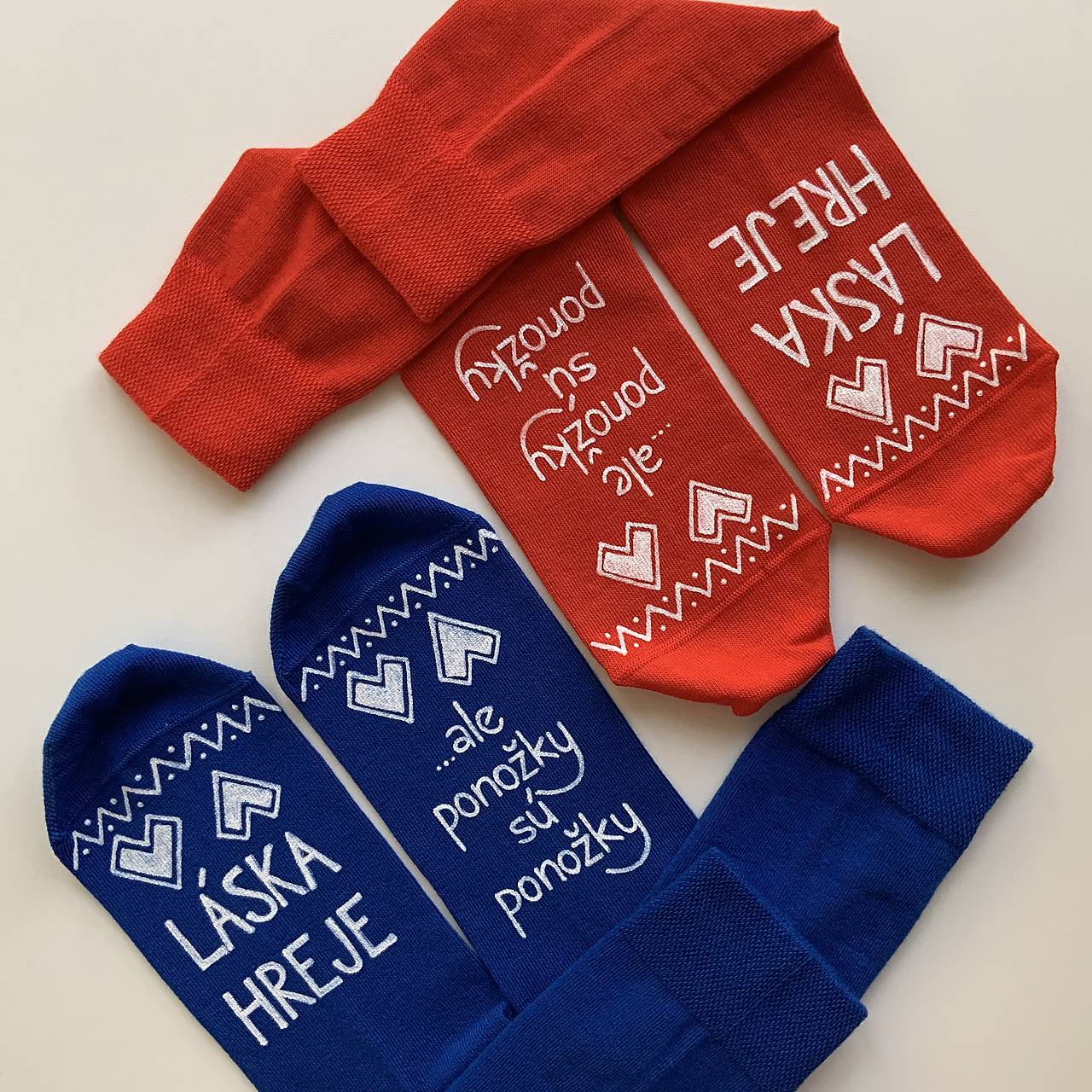 Maľované ponožky s nápisom “LÁSKA HREJE, ale ponožky sú ponožky :) (červené + kráľovskymodré)