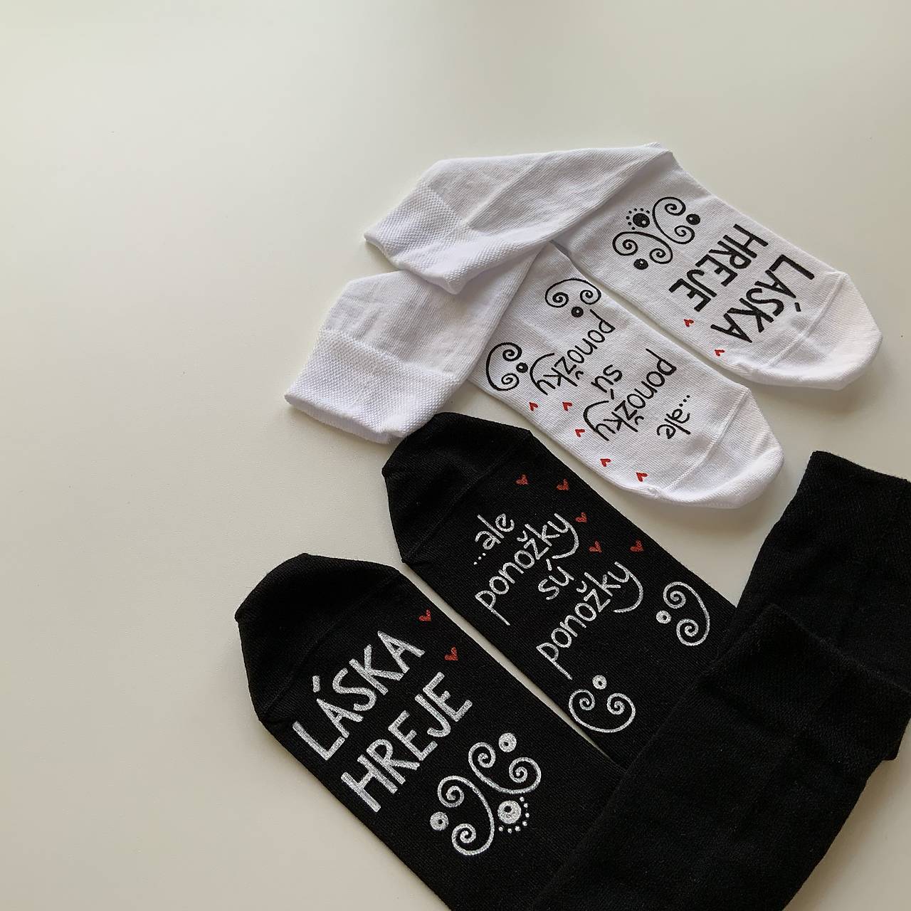 Maľované ponožky s nápisom “LÁSKA HREJE, ale ponožky sú ponožky :) (čierne + biele)