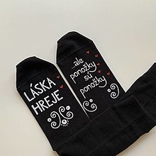 Ponožky, pančuchy, obuv - Maľované ponožky s nápisom “LÁSKA HREJE, ale ponožky sú ponožky :) (Čierne) - 15906841_