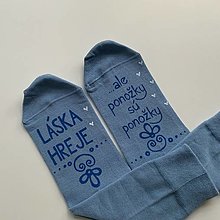 Ponožky, pančuchy, obuv - Maľované ponožky s nápisom “LÁSKA HREJE, ale ponožky sú ponožky :) (Svetlomodré) - 15906846_