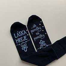 Ponožky, pančuchy, obuv - Maľované ponožky s nápisom “LÁSKA HREJE, ale ponožky sú ponožky :) (Tmavomodré) - 15906849_