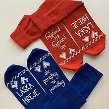 Ponožky, pančuchy, obuv - Maľované ponožky s nápisom “LÁSKA HREJE, ale ponožky sú ponožky :) (červené + kráľovskymodré) - 15906852_