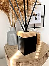 Dekorácie - Moderný a minimalistický difuzér z čierneho matného skla s vekom z prírodného dreva 100 ml - 15909410_