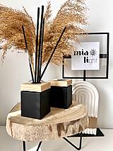 Dekorácie - Moderný a minimalistický difuzér z čierneho matného skla s vekom z prírodného dreva 100 ml - 15909415_