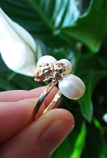 Prstene - Prsteň zlaté nugety a biele perly, 18K - 15910513_