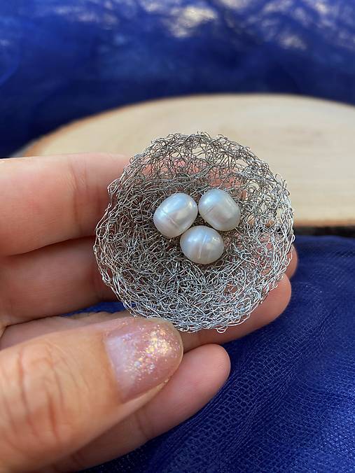 Brošňa s riečnymi perlami