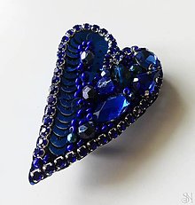 Brošne - Handmade šitá korálková brošňa modré srdiečko - 15912732_