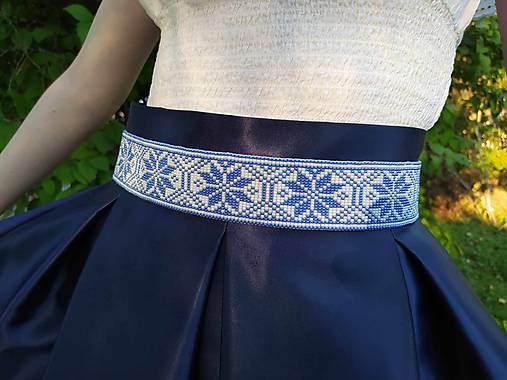 Svadobný folklórny opasok z korálok v modro-bielej farbe