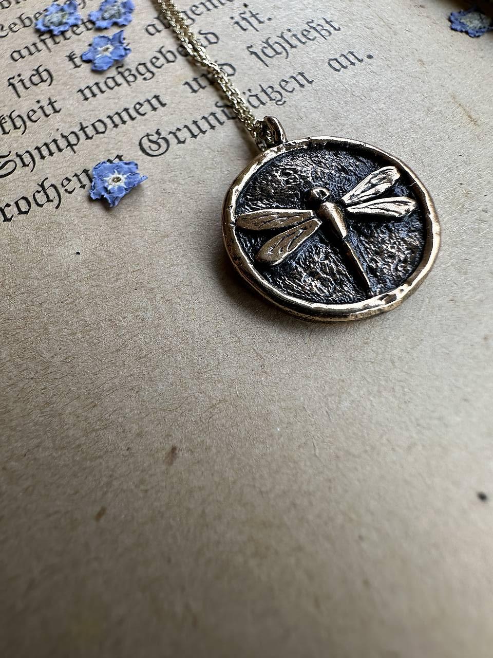 Medailón Vážka - sebaláska (bronzový prívesok a postriebrená retiazka 18kt. ružovým zlatok)