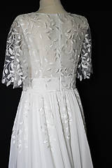 Šaty - Svadobné šaty s hlbokým V výstrihom a dlhou vlečkou - 15916832_