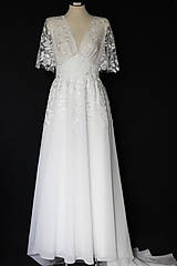 Šaty - Svadobné šaty s hlbokým V výstrihom a dlhou vlečkou - 15916833_