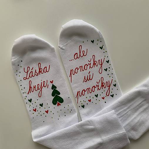 Maľované ponožky s nápisom “LÁSKA HREJE, ale ponožky sú ponožky :) (biele vianočneladené)