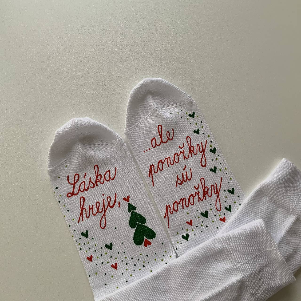 Maľované ponožky s nápisom “LÁSKA HREJE, ale ponožky sú ponožky :) (biele vianočneladené)